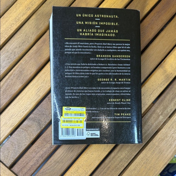 Andy Weir 'Proyecto Hail Mary' Book - Black and Gold - Picture 2 of 2